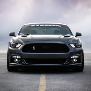 Auto muscle con rayas deportivas en cofre